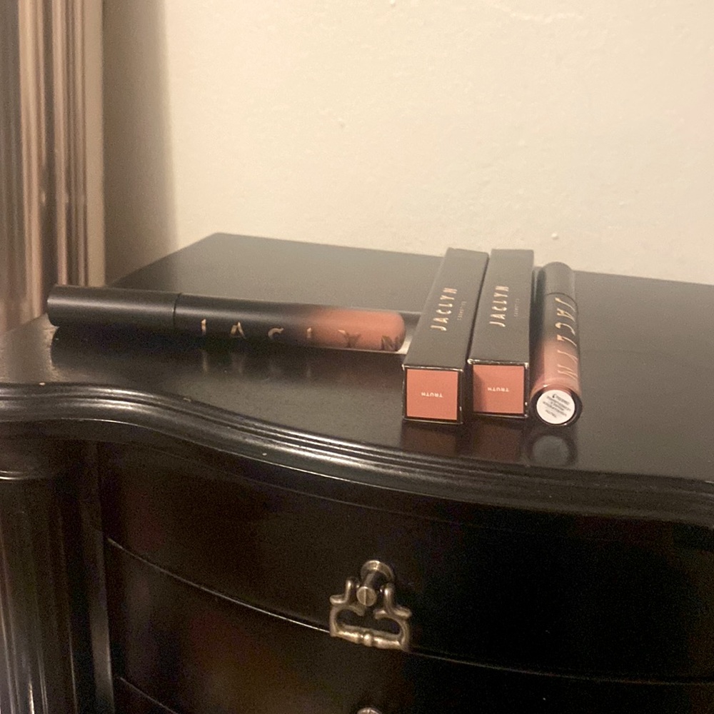 Two Jaclyn Hill “Truth” poutspoken liquid lipsticks gorgeous shade don’t miss 🤩